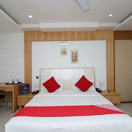 Oyo 5843 Hotel Yash Inn Mirzāpur Esterno foto