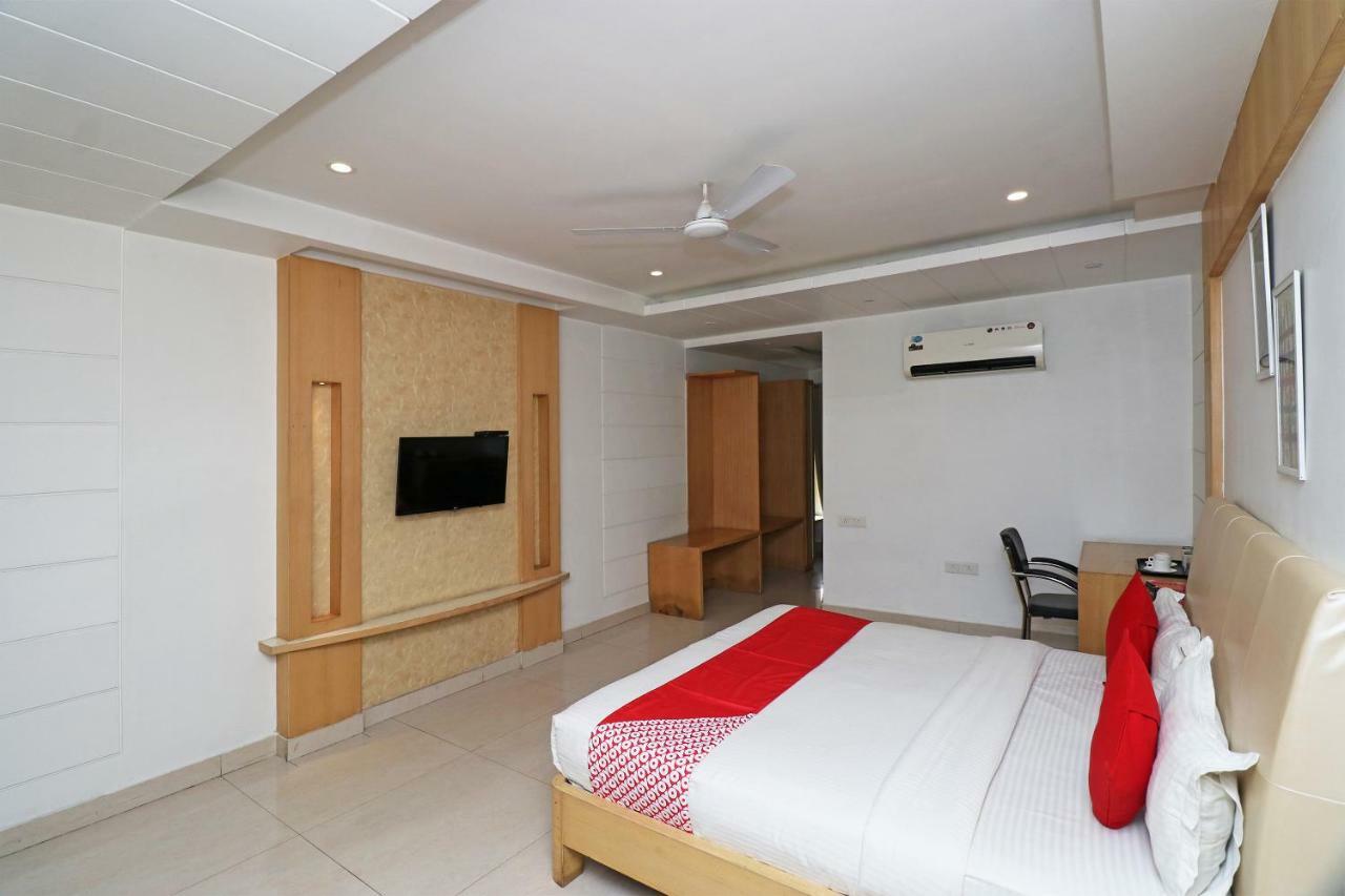 Oyo 5843 Hotel Yash Inn Mirzāpur Esterno foto